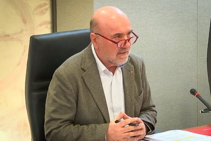 El diputado de izquierdas, Jose Luis Álvarez-Castellanos, esta mañana en la Comisión de Educación y Cultura | ARM El diputado de izquierdas, Jose Luis Álvarez-Castellanos, esta mañana en la Comisión de Educación y Cultura | ARM