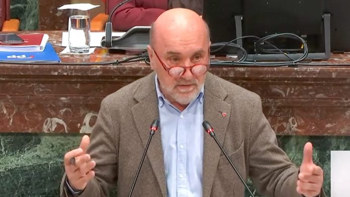 El diputado de IU, Jose Luis Álvarez-Castellanos, durante su intervención desde la tribuna esta mañana | ARM El diputado de IU, Jose Luis Álvarez-Castellanos, durante su intervención desde la tribuna esta mañana | ARM