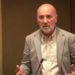 IU-Verdes cuestiona al Gobierno de López Miras por los 15 años sin renovar el convenio de la sanidad privada El diputado de IU, Jose Luis Álvarez-Castellanos, esta mañana interpelando al Gobierno Regional desde su escaño | ARM