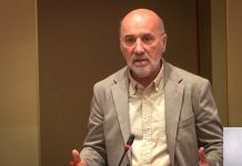 IU-Verdes cuestiona al Gobierno de López Miras por los 15 años sin renovar el convenio de la sanidad privada El diputado de IU, Jose Luis Álvarez-Castellanos, esta mañana interpelando al Gobierno Regional desde su escaño | ARM