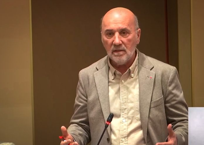 El diputado de IU, Jose Luis Álvarez-Castellanos, esta mañana interpelando al Gobierno Regional desde su escaño | ARM