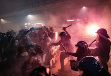La policía reprime con violencia una masiva protesta contra los Juegos Olímpicos en Milán