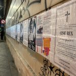 El Cine Rex de Murcia aparece empapelado con carteles que denuncian su abandono y el riesgo de cambio de uso