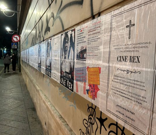 El Cine Rex de Murcia aparece empapelado con carteles que denuncian su abandono y el riesgo de cambio de uso