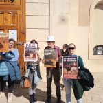 El V Certamen José María Manzanares reabre la plaza de toros de Alicante entre denuncia animalista Un grupo de manifestantes a las puertas de la Plaza de Toros de Alicante durante el certamen taurino | Jesús Martínez