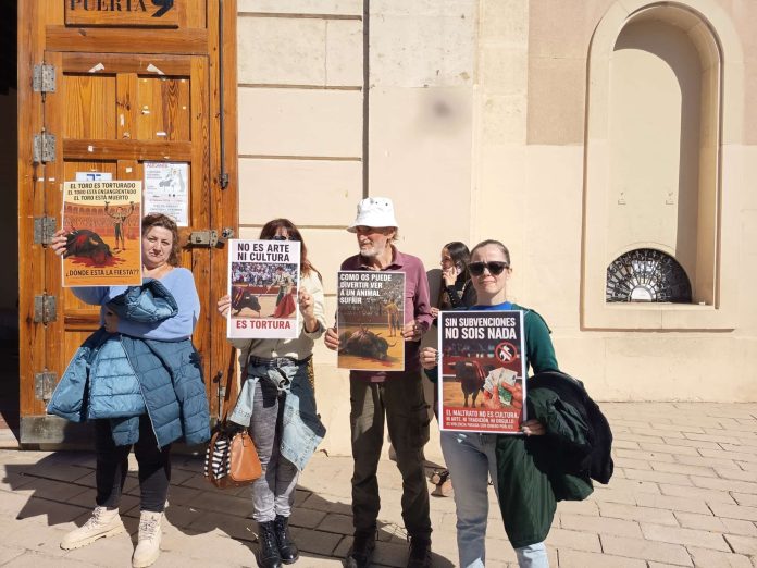 Un grupo de manifestantes a las puertas de la Plaza de Toros de Alicante durante el certamen taurino | Jesús Martínez