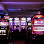 El PP de López Miras no aplicará los 500 metros de distancia entre casas de apuestas y centros educativos Jóvenes apostando en un salón de apuestas | psicologia y mente