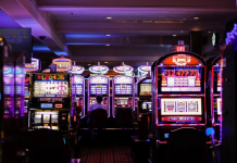 El PP de López Miras no aplicará los 500 metros de distancia entre casas de apuestas y centros educativos Jóvenes apostando en un salón de apuestas | psicologia y mente