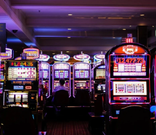 El PP de López Miras no aplicará los 500 metros de distancia entre casas de apuestas y centros educativos Jóvenes apostando en un salón de apuestas | psicologia y mente