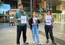 BDS presenta en Murcia la campaña internacional de boicot a la farmacéutica israelí Teva Miembros del BDS esta mañana frente el Hospital Universitario Reina Sofía | Dominic D. Skerrett