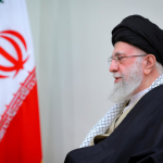 Irán responde atacando posiciones militares de EEUU en Bahréin, Qatar, Kuwait y Emiratos Árabes Unidos El líder supremo de Irán, el ayatolá Alí Jamenei, durante un acto oficial en Teherán