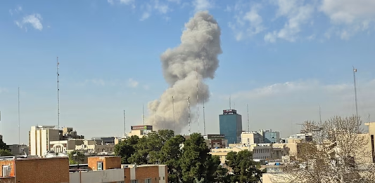 Una columna de humo se eleva sobre Teherán tras una explosión el sábado | Getty Images