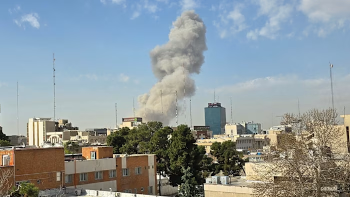 Una columna de humo se eleva sobre Teherán tras una explosión el sábado | Getty Images Una columna de humo se eleva sobre Teherán tras una explosión el sábado | Getty Images