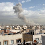 Al menos 24 estudiantes mueren tras uno de los ataques con misiles de EE.UU. – Israel en una escuela de niñas en el sur de Irán Se eleva humo tras una explosión, después de que Israel y Estados Unidos lanzaran ataques contra Irán, en Teherán | Reuters