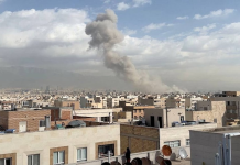 Al menos 24 estudiantes mueren tras uno de los ataques con misiles de EE.UU. – Israel en una escuela de niñas en el sur de Irán Se eleva humo tras una explosión, después de que Israel y Estados Unidos lanzaran ataques contra Irán, en Teherán | Reuters