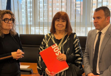 Ni guerra del agua ni consenso verde: Narbona y el PSOE defienden el mix hídrico mientras el modelo agroexportador y la escasez estructural quedan fuera del debate La exministra y presidenta nacional del PSOE, Cristina Narbona, junto al diputado socialista Fernando Moreno. / Iván Urquízar