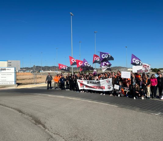 Los trabajadores organizados de Amazon lanzan el tercer número de “The Amazon Worker” con conflictos y victorias sindicales internacionales Trabajadores y tabajadoras de Amazon durante la huelga celebrada en Black Friday | Dominic D. Skerrett