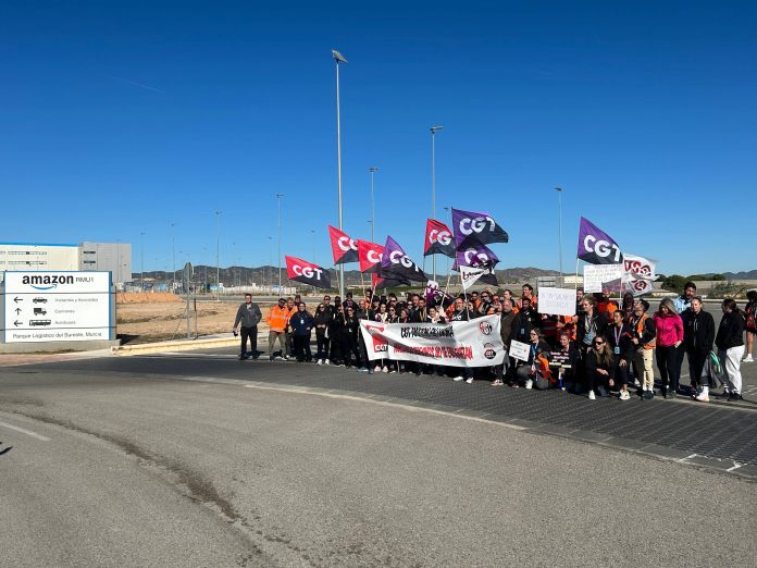 Trabajadores y tabajadoras de Amazon durante la huelga celebrada en Black Friday | Dominic D. Skerrett