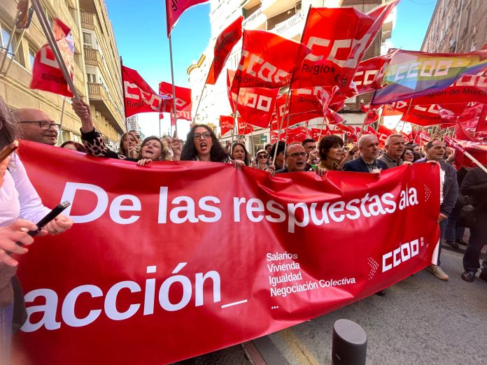 CCOO toma las puertas de la patronal murciana | Dominic D. Skerrett