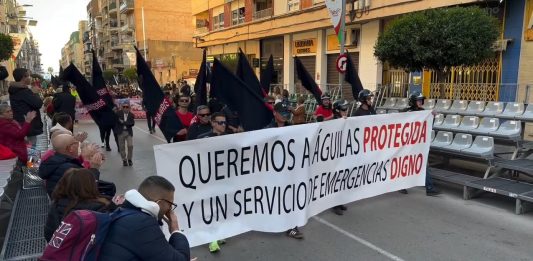 Los bomberos del CEIS de Águilas desfilando durante el carnaval del pasado viernes | Captura de pantalla - La Actualidad RM