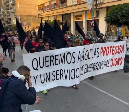 Los bomberos de Águilas se manifiestan en el Carnaval para exigir los recursos prometidos ante las falsas expectativas generadas por el Gobierno Regional de López Miras Los bomberos del CEIS de Águilas desfilando durante el carnaval del pasado viernes | Captura de pantalla - La Actualidad RM