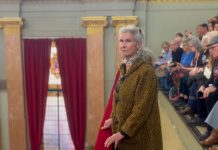 Una vecina de Alquerías planta cara a Ballesta desde el gallinero del pleno y denuncia el “recorte encubierto” del centro de mayores Josefina Manzano, vecina de Alquerías, interviene desde el gallinero del pleno del Ayuntamiento de Murcia para reclamar al alcalde Juan José Ballesta el cumplimiento del centro de mayores prometido | Dominic D. Skerrett