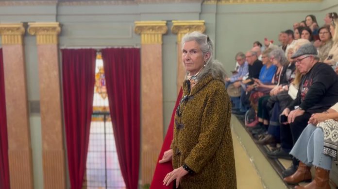 Josefina Manzano, vecina de Alquerías, interviene desde el gallinero del pleno del Ayuntamiento de Murcia para reclamar al alcalde Juan José Ballesta el cumplimiento del centro de mayores prometido | Dominic D. Skerrett
