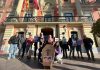 “Estocada al patrimonio histórico”: el Pleno de Murcia permite usos privados en el Cine Rex tras miles de alegaciones Los manifestantes portaban una ataúd en la que se leía «Cine Rex» a las puertas del consistorio murciano | Dominic D. Skerrett