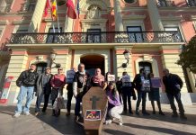 “Estocada al patrimonio histórico”: el Pleno de Murcia permite usos privados en el Cine Rex tras miles de alegaciones Los manifestantes portaban una ataúd en la que se leía «Cine Rex» a las puertas del consistorio murciano | Dominic D. Skerrett