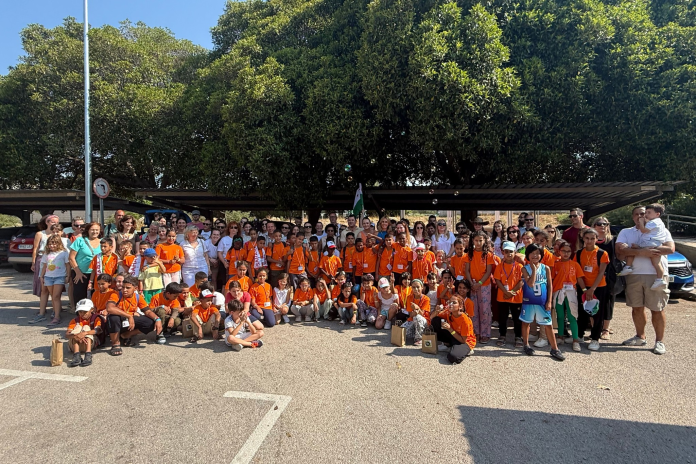 Las familias de acogida de los niños y niñas saharauis que pasaron el verano pasado en la Región de Murcia gracias al programa Vacaciones en Paz, una iniciativa solidaria que cada año depende del compromiso ciudadano para salir adelante | Ayuntamiento de Mula