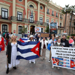 La gusanera en Murcia apenas reúne una veintena de personas en la plaza del Ayuntamiento Protesta anticastrista en Murcia, este sábado | Foto: Vicente Vicéns / AGM (Diario La Verdad)