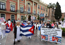 La gusanera en Murcia apenas reúne una veintena de personas en la plaza del Ayuntamiento Protesta anticastrista en Murcia, este sábado | Foto: Vicente Vicéns / AGM (Diario La Verdad)