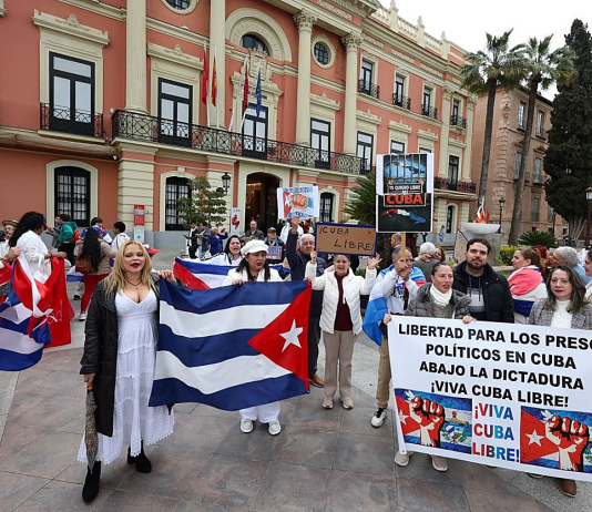 La gusanera en Murcia apenas reúne una veintena de personas en la plaza del Ayuntamiento Protesta anticastrista en Murcia, este sábado | Foto: Vicente Vicéns / AGM (Diario La Verdad)