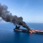 Ataque en el Estrecho de Ormuz: el petrolero ‘Skylight’ sufre impacto y su tripulación es evacuada El petrolero (SKYLIGHT), que enarbola la bandera de la República de Palau, fue atacado a 5 millas náuticas al norte del puerto de Khasab. EFE/ Stringer