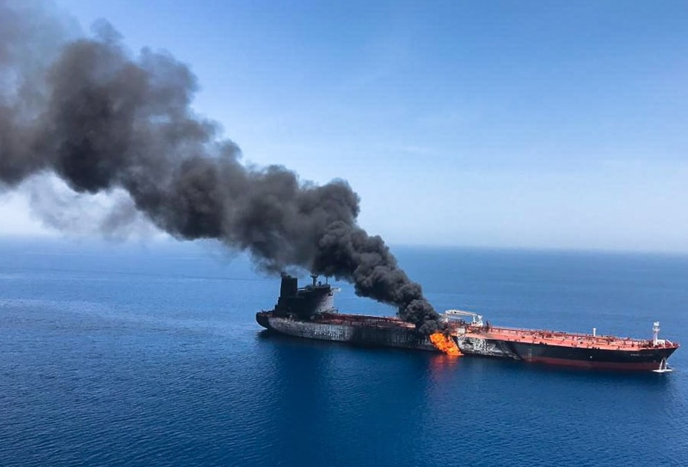 El petrolero (SKYLIGHT), que enarbola la bandera de la República de Palau, fue atacado a 5 millas náuticas al norte del puerto de Khasab. EFE/ Stringer