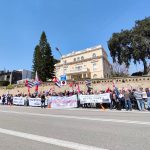 Protesta ante el consulado de EE. UU. en Barcelona contra el bloqueo a Cuba Manifestantes ante el consulado de EEUU en Barcelona | Cuba Información