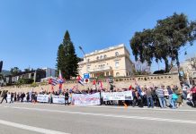 Protesta ante el consulado de EE. UU. en Barcelona contra el bloqueo a Cuba Manifestantes ante el consulado de EEUU en Barcelona | Cuba Información