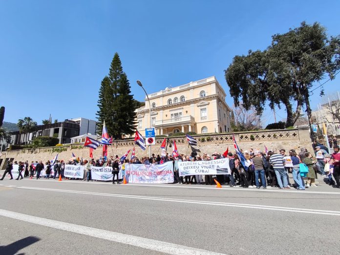 Manifestantes ante el consulado de EEUU en Barcelona | Cuba Información Manifestantes ante el consulado de EEUU en Barcelona | Cuba Información