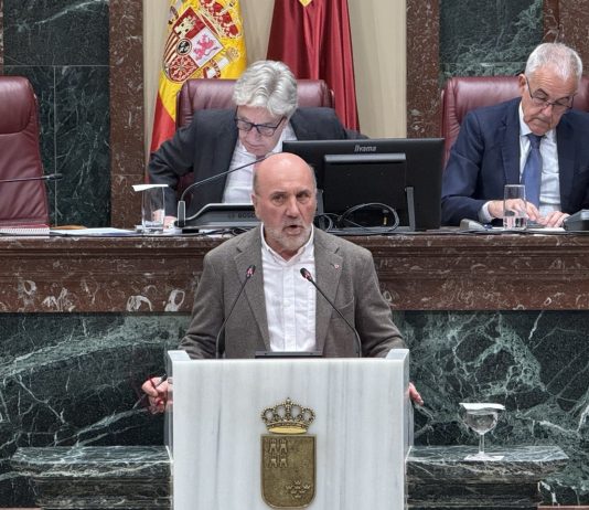 PP y Vox bloquean en la Asamblea la publicación del informe sobre la contaminación por metales pesados del Campo de Cartagena Imagen de archivo del diputado regional de IU, Jose Luis Álvarez-Castellanos, Interviniendo en la Asamblea Regional | IU