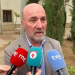 IU-Verdes impulsa en la Asamblea una ofensiva institucional para llevar energía solar a Cuba frente al “bloqueo criminal” de EEUU El diputado regional de IU, Jose Luis Álvarez-Castellanos, esta mañana en la comparecencia ante los medios a las puertas del Palacio de San Esteban en Murcia | Dominic D. Skerrett