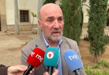 IU-Verdes impulsa en la Asamblea una ofensiva institucional para llevar energía solar a Cuba frente al “bloqueo criminal” de EEUU El diputado regional de IU, Jose Luis Álvarez-Castellanos, esta mañana en la comparecencia ante los medios a las puertas del Palacio de San Esteban en Murcia | Dominic D. Skerrett