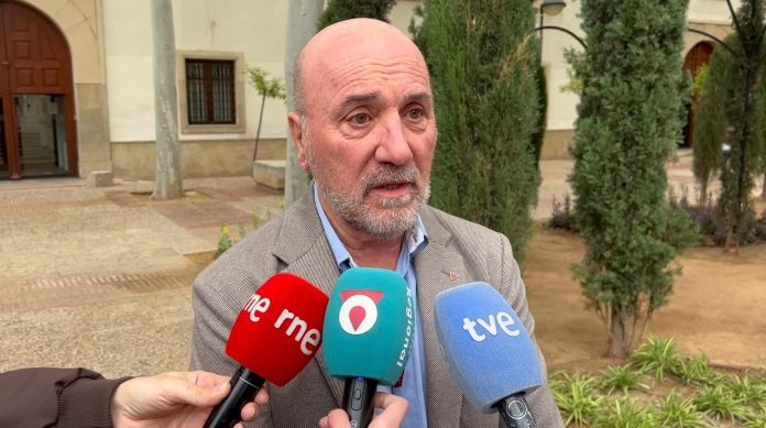 El diputado regional de IU, Jose Luis Álvarez-Castellanos, esta mañana en la comparecencia ante los medios a las puertas del Palacio de San Esteban en Murcia | Dominic D. Skerrett El diputado regional de IU, Jose Luis Álvarez-Castellanos, esta mañana en la comparecencia ante los medios a las puertas del Palacio de San Esteban en Murcia | Dominic D. Skerrett