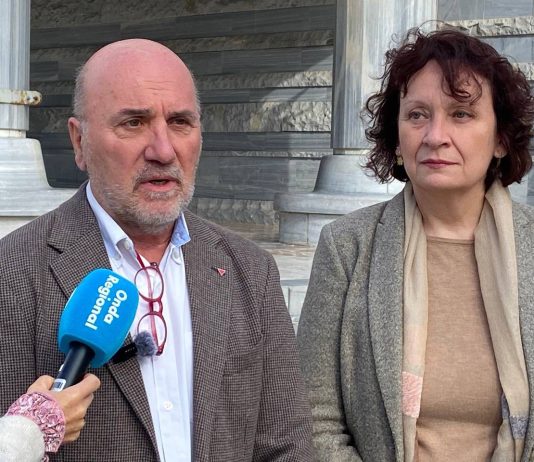 El diputado de IU, Jose Luis Álvarez-Castellanos, junto a la portavoz morada, María Marín, esta mañana en la comparecencia ante los medios a las puertas de la Asamablea Regional | GPM
