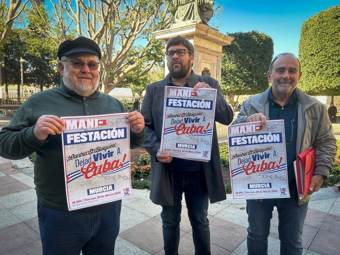 Miembros del MESC en la Región de Murcia esta mañana tras la rueda de prensa ofrecida a las puertas del Ayuntamiento de Murcia | Dominic D. Skerrett Miembros del MESC en la Región de Murcia esta mañana tras la rueda de prensa ofrecida a las puertas del Ayuntamiento de Murcia | Dominic D. Skerrett