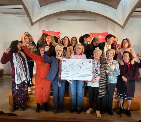 IU-Verdes rinde homenaje a las luchadoras de larga trayectoria en la izquierda murciana Las mujeres homenajeadas posan juntas tras el acto “Tejedoras de nuestras luchas”, símbolo de una memoria colectiva que reivindica su papel esencial en la historia de la izquierda murciana y en la conquista de derechos | Dominic D. Skerrett