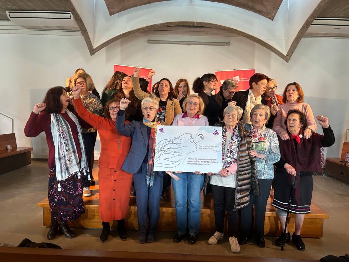 Las mujeres homenajeadas posan juntas tras el acto “Tejedoras de nuestras luchas”, símbolo de una memoria colectiva que reivindica su papel esencial en la historia de la izquierda murciana y en la conquista de derechos | Dominic D. Skerrett