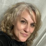 La artista Susan Martínez Carrilero presenta en el Café-Bar El Sur de Murcia una exposición marcada por la emoción y la mirada íntima