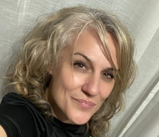 La artista Susan Martínez Carrilero presenta en el Café-Bar El Sur de Murcia una exposición marcada por la emoción y la mirada íntima