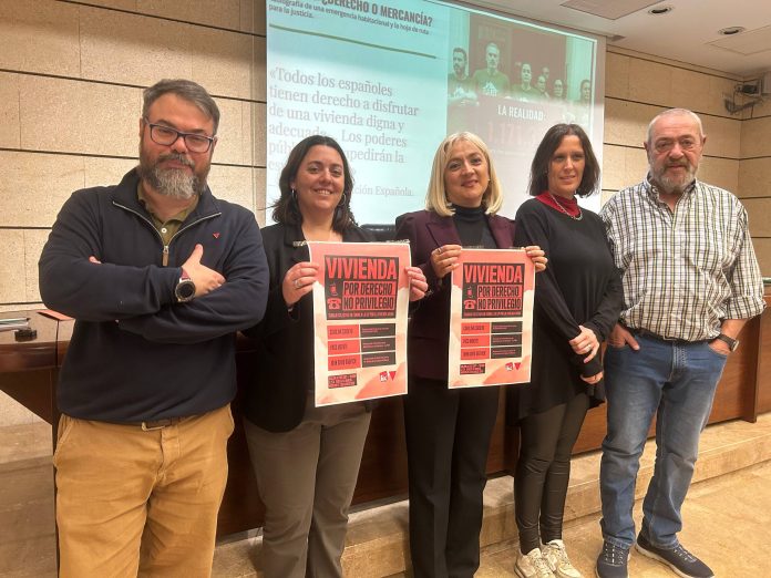 John D. Babyack y Penélope Luna de IUVRM, junto a la Secretaria General de UGT en la Región de Murcia, Paqui Sánchez, Carolina Cordero, responsable estatal de vivienda de IU y Paco Morote, portavoz estatal de La PAH | Dominic D. Skerrett