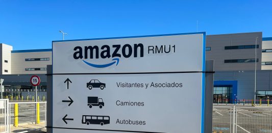 Entrada principal al centro logístico de Amazon RMU1 situado en la pedanía murciana de Corvera | Dominic D. Skerrett